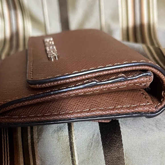 Michael Kors Jet Set Travel wallet w/keychain - Picture 5 of 9